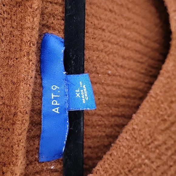 Women's Sweater - Picture 4 of 4